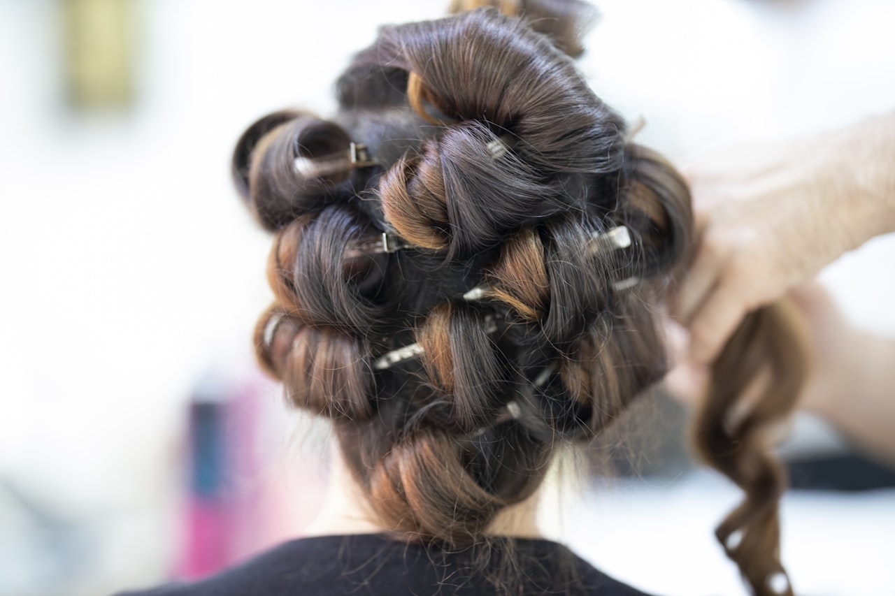 続けやすいヘアケアで綺麗な髪の女性